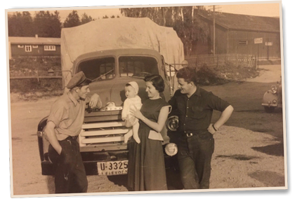 Året er 1958, ved Fyksen Elektrodiesel, Lillehammer. Til v. ser vi Kristoffer Tangvik, sammen med Ole og Kari Fyksen